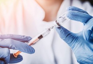 Медики уже тестируют две вакцины от коронавируса на добровольцах