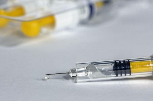 Великобритания одобрила испытания вакцины от COVID-19 c намеренным заражением людей