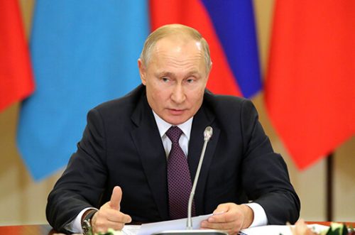 Путин заявил, что тотальных ограничений из-за COVID-19 в России не планируется