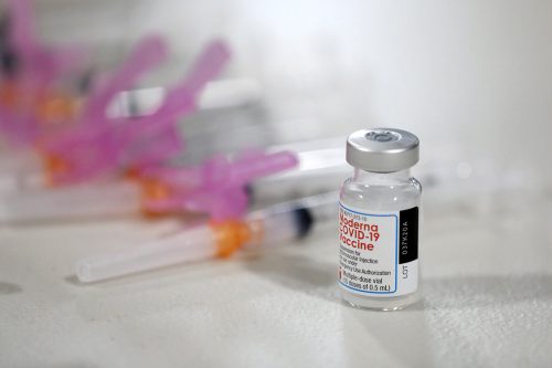 Фармацевт из Висконсина испортил сотни доз вакцины, чтобы «спасти» людей от мутации ДНК
