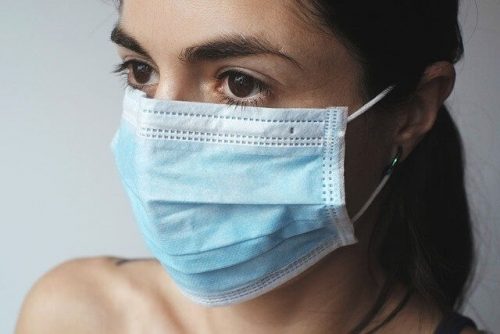 Медицинские маски уменьшают количество вдыхаемых частиц COVID-19 в 1000 раз