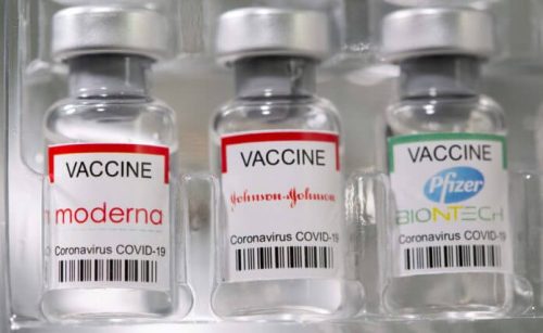 FDA разрешает применение бустерных доз вакцин от Moderna и J&J