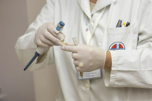 В Москве больным коронавирусом провели переливание плазмы крови вылечившихся доноров
