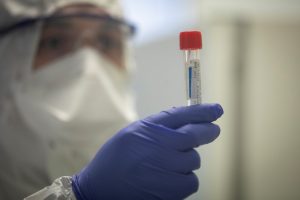 Французский лекарственный контроль предупреждает об опасных побочных эффектах лечения коронавируса