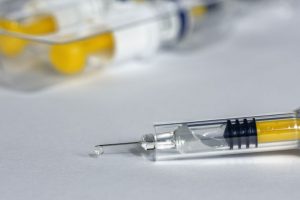 Китай выведет на рынок вакцину против COVID-19 раньше США