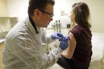 Вакцина против COVID-19 прошла первое испытание на людях. Но это лидер?