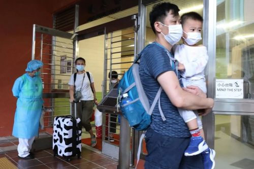 Гонконгский эксперт предупреждает, что каждый заболевший теперь может заразить мутировавшим Covid-19 четверых человек