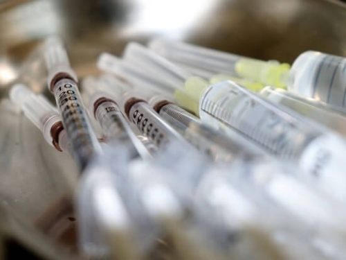 США решили «задавить» российскую вакцину от коронавируса – дело в фармацевтической конкуренции