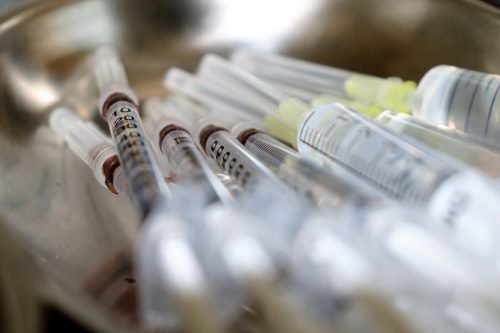 Канада заключила соглашения на поставки вакцин от COVID-19 с Novavax и Johnson & Johnson