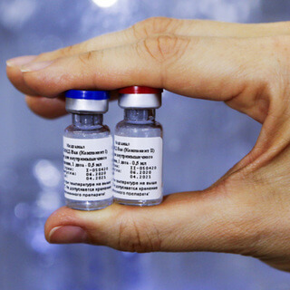 Дипломаты призвали США вместо борьбы с российской вакциной бороться с COVID-19