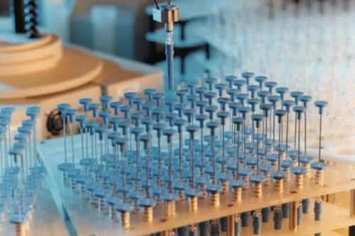 AstraZeneca проведет новые испытания своей вакцины из-за сомнений в результатах