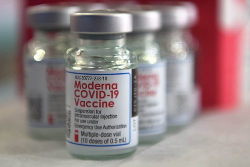 Введены первые дозы модифицированной антиковидной вакцины Moderna