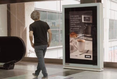 Производитель бытовой техники в Аргентине установил билборды, тестирующие посетителей торговых центров на коронавирус