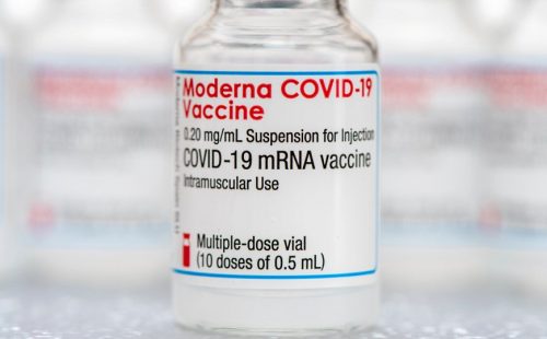 Эффективность вакцины Moderna со временем снижается, но поднимается после третьей дозы