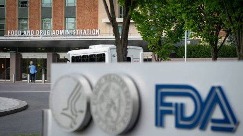 Высокопоставленный чиновник FDA берет на себя управление вакцинами, поскольку агентство взвешивает «за» и «против» прививок от COVID-19 для детей