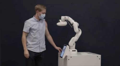 Робот сам вакцинирует людей, для этого ему не нужны иглы