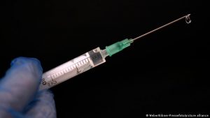 В Германии мужчина 90 раз вакцинировался против COVID-19 для получения и продажи поддельных справок о вакцинации