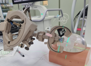 Робот с ИИ помогает хирургам удалять камни в почках