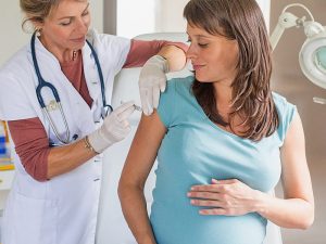 FDA одобрило вакцину от РС-вируса у беременных для профилактики инфекции у новорожденных, несмотря на вопросы к ее безопасности