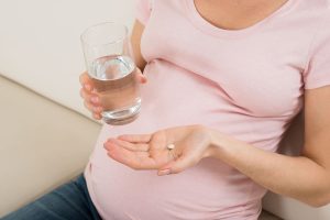 Большие дозы парацетамола во время беременности связали со снижением словарного запаса у детей